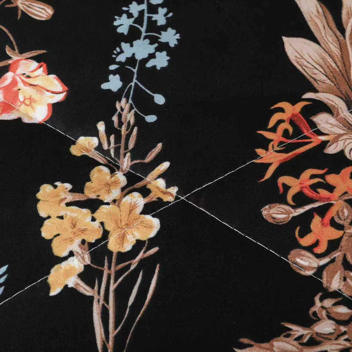 HeiSeFanHua Comforter